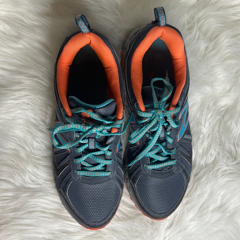 New Balance women’s tennis shoes, worms few times, lightly used.  Size 11